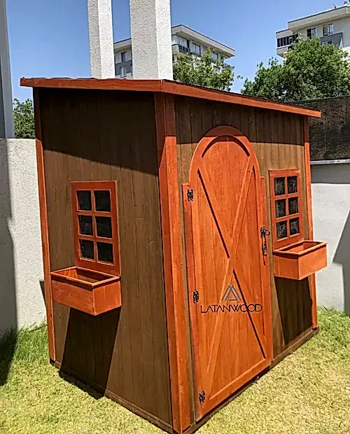 Ahşap çiçeklikli bahçe depolama kulübesi ön görünüm